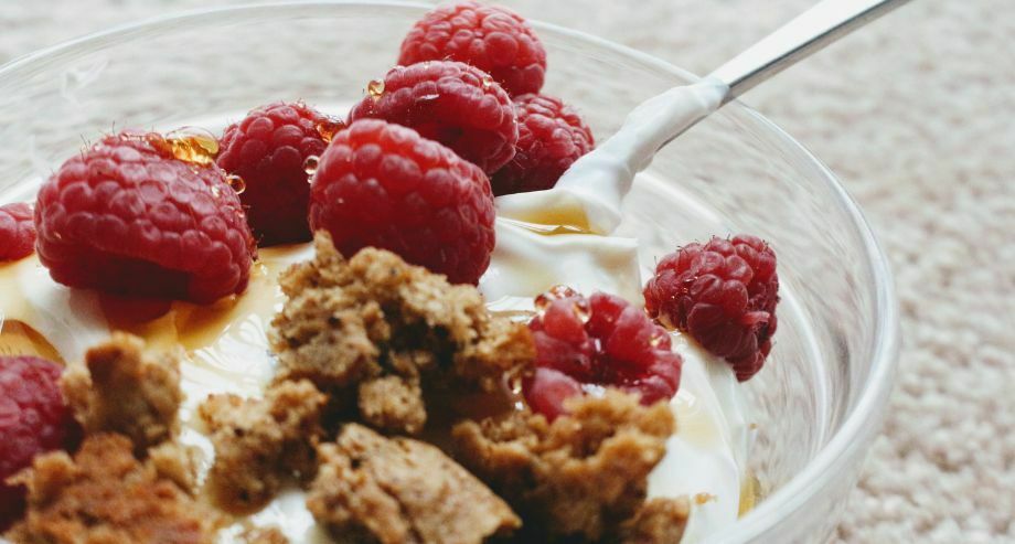 greek-yogurt-with-berries-low-calorie